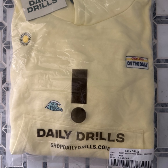Daily Drills Lemonade Hoodie! Sz xs/sm a MUST HAVE NWT - Picture 4 of 4